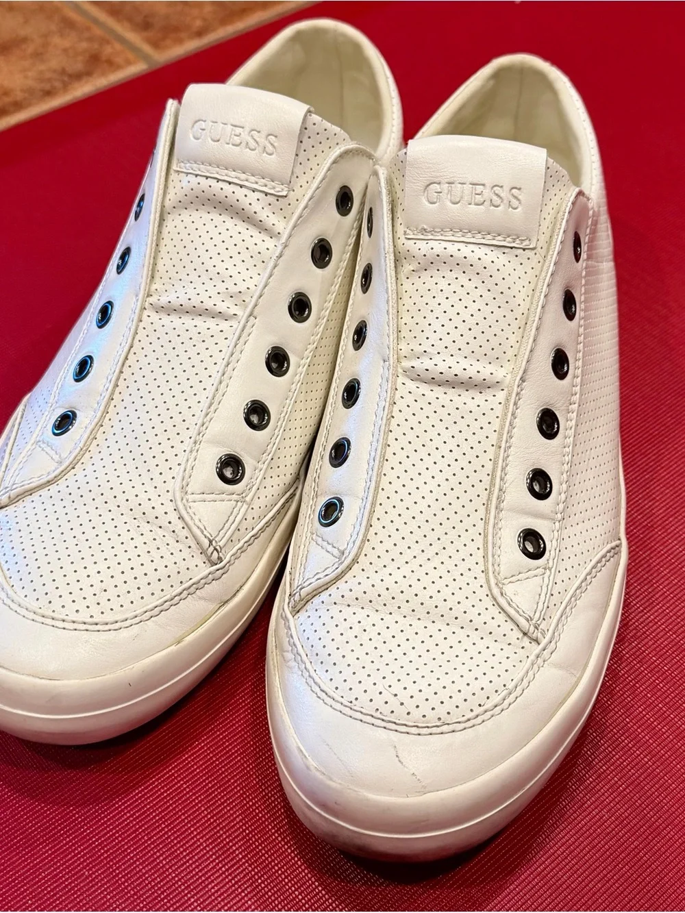 GUESS Men's Shoes Slip-On Low-Top Sneakers Men's size 11 leather White Leather
